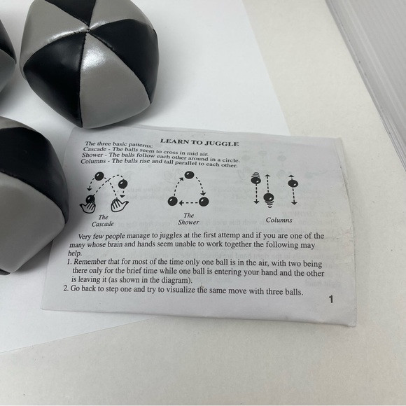 Juggling Balls in metal tin with instructions - Picture 11 of 12